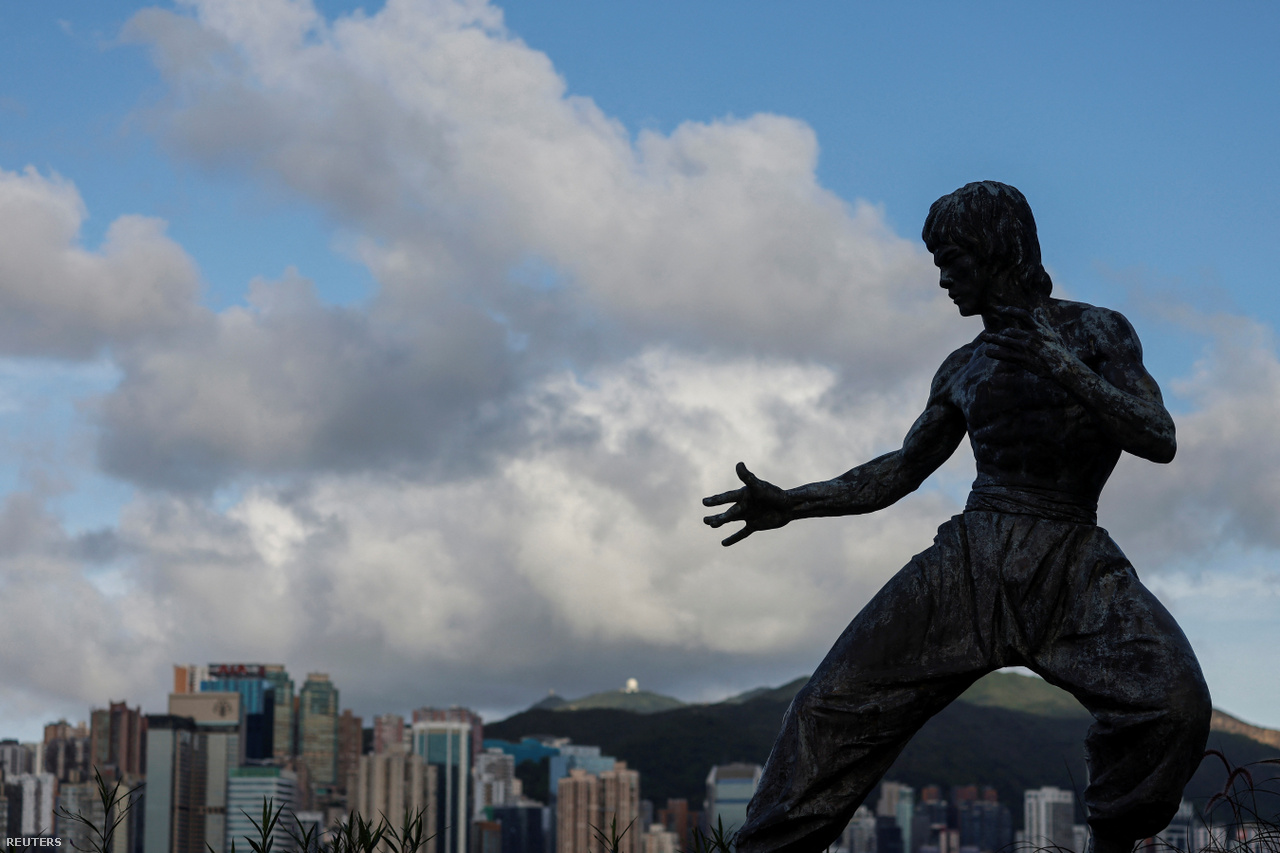 A harcművész és színész Bruce Lee szobrának sziluettje a hongkongi Tsim Sha Tsui vízpart közelében lévő Csillagok sugárútján 2023. június 28-án