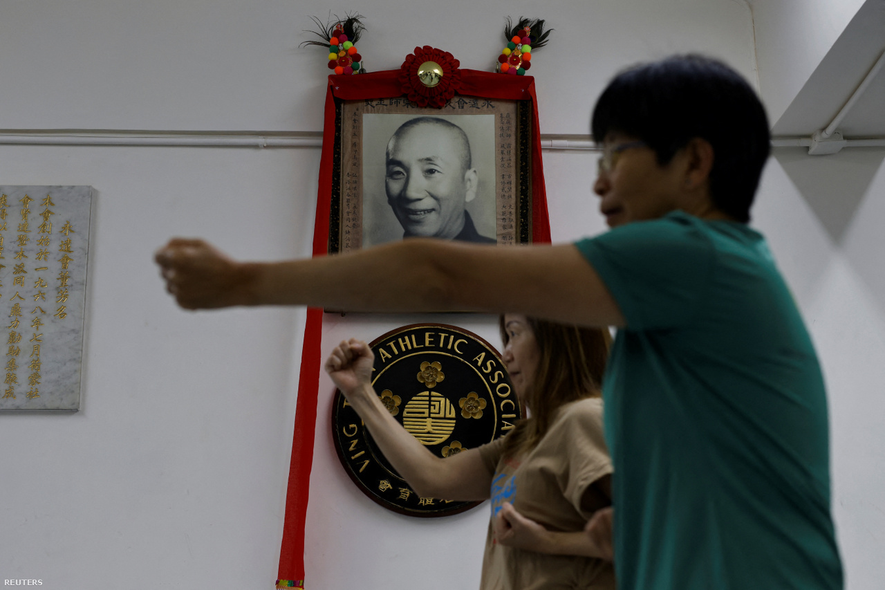 Gyakorlók edzenek Ip Man nagymester fényképe előtt egy Wing Chun órán 2023. július 14-én