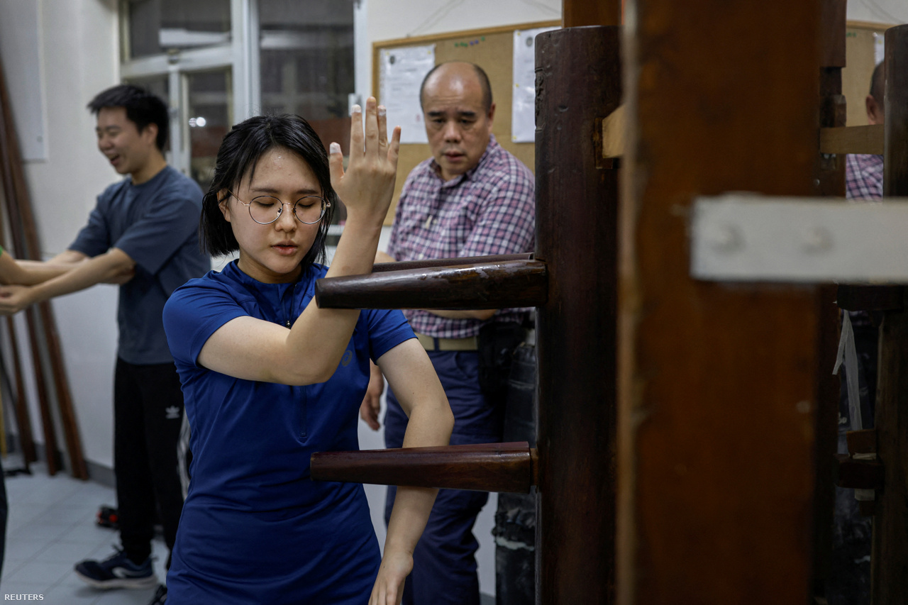Egy tanuló gyakorolja a Wing Chun-t egy "Muk Yan Jong" nevű fából készült bábun egy Wing Chun iskolában Hongkongban, 2023. május 12-én 