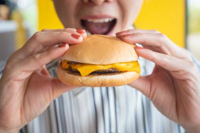 Se szósz, se hús, csak sajt van a bucik között: ilyen furcsa a népszerű gyorsétteremlánc új sajtburgere