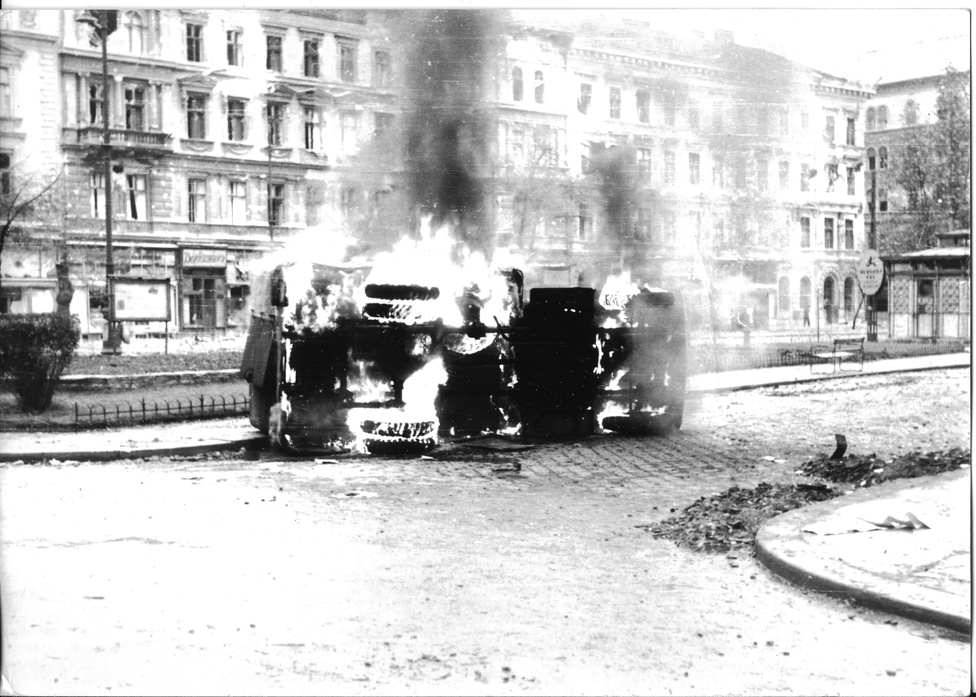 Felgyújtott postakocsi a Krúdy Gyula utca és Rökk Szilárd utca sarkán.
