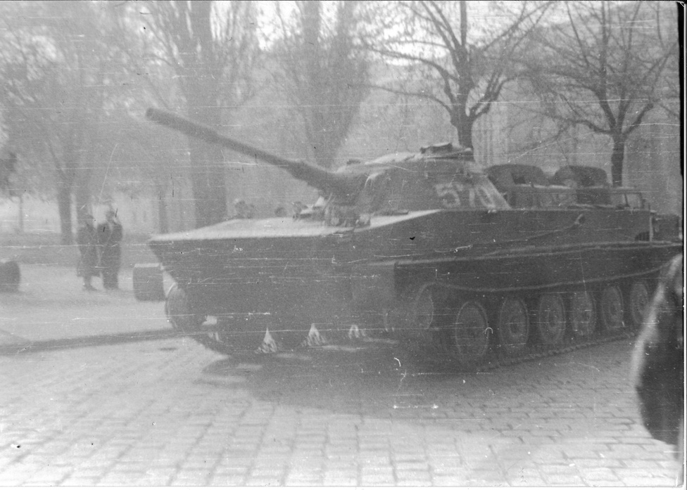 Egy tank a Köztársaság téren