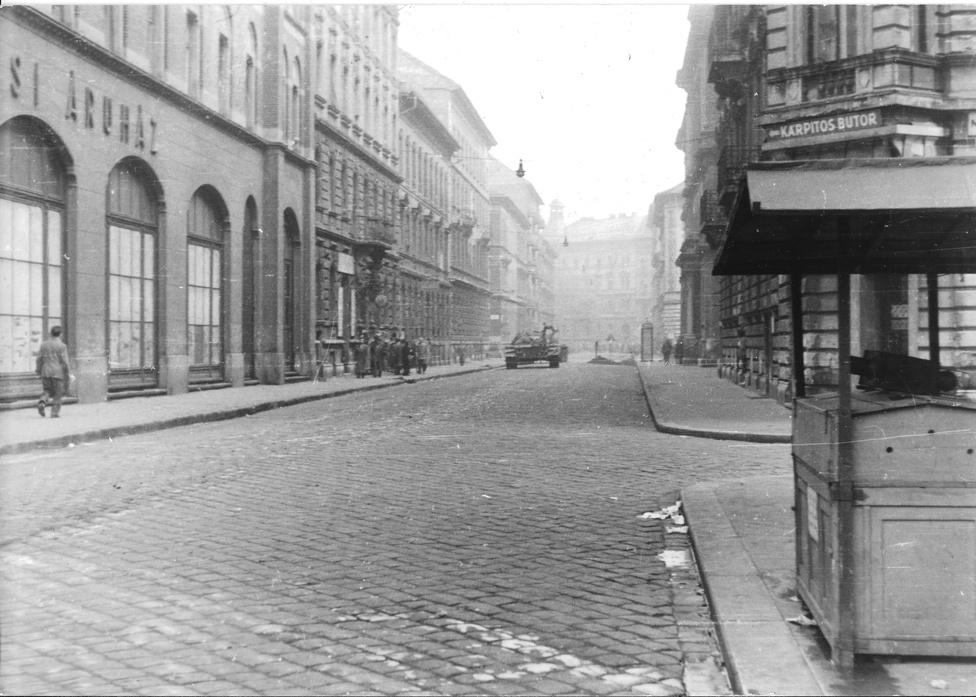 Barcsay utca (a Nagykörút felől, háttérben az Almássy tér)
