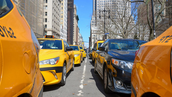 Harc az utasokért New York-ban: sárgák az uberesek, lyftesek ellen