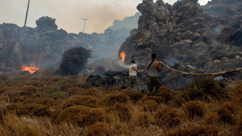 Több ezer embert kellett evakuálni egy tűzvész miatt Rodoszon