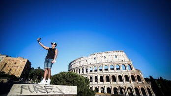 Újabb turisták rongálták meg a római Colosseumot