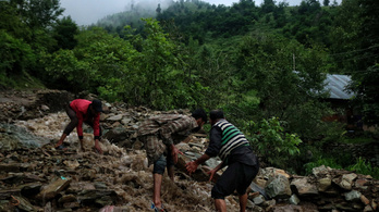 Már 27 halálos áldozata van az indiai földcsuszamlásnak