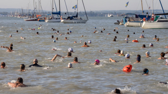 A halasztás ellenére is több mint tízezren indultak a Balaton-átúszáson