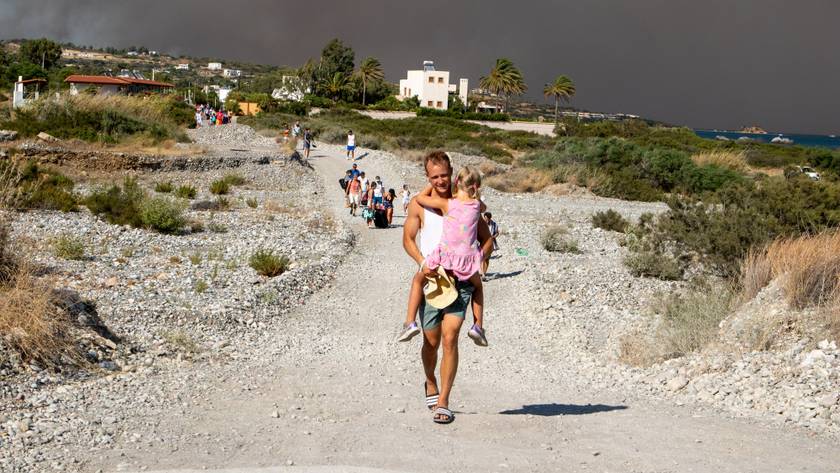 Turisták ezrei menekültek a tűz elől