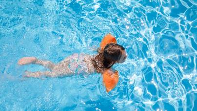 Ekkor érdemes elkezdeni az úszástanulást – szakértő mondja el, hogy lehet biztonságos a vízben