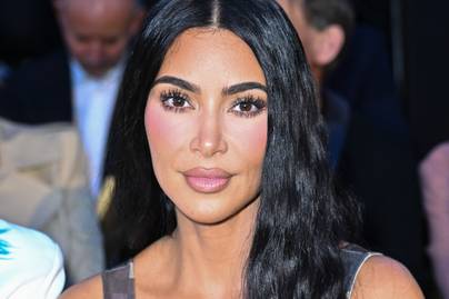 Így néz ki Kim Kardashian lába retussal és ilyen retus nélkül – A sztárok valódi külsejét mutatja meg ez az oldal