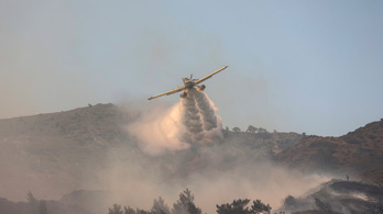 Lezuhant egy tűzoltó repülőgép oltás közben Görögországban