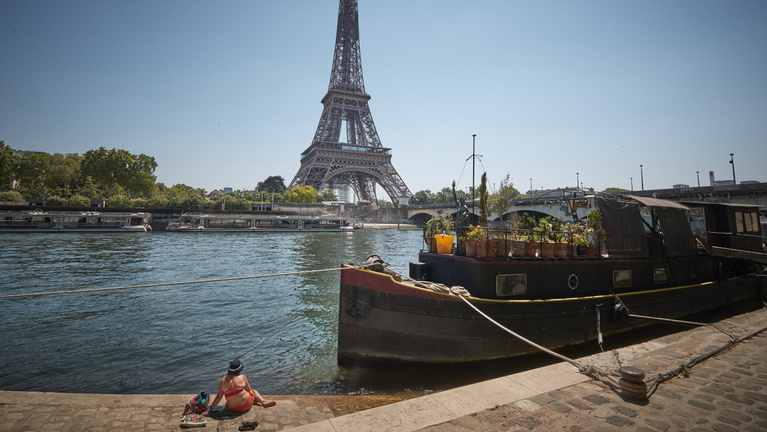 Száz év után újra lehet fürdeni a Szajnában, mi a párizsi titok?