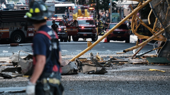 Kigyulladt és részben összeomlott egy daru New York belvárosában