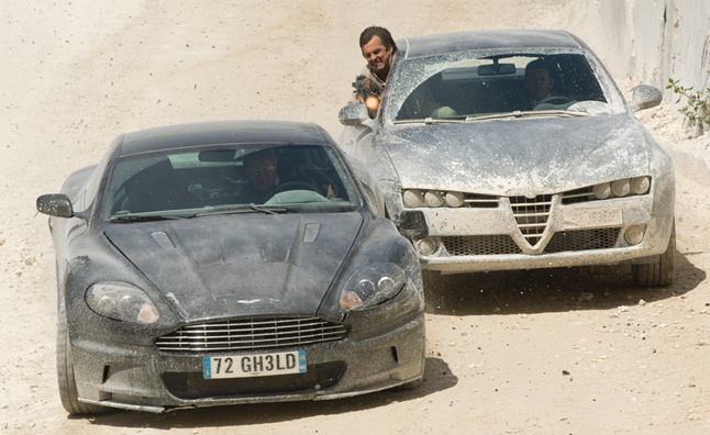 Milyen autóval vereti Rómában a 007-es a Spectre alcímű James Bond filmben?