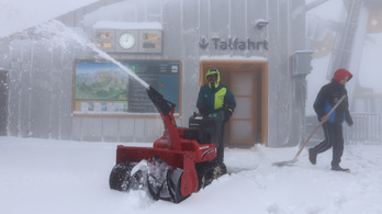 Tizenkét centiméternyi hó esett a Bajor-Alpokban