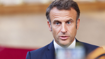 Óva int az új imperializmustól a francia elnök
