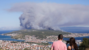 Horvátországban is lángol egy sziget