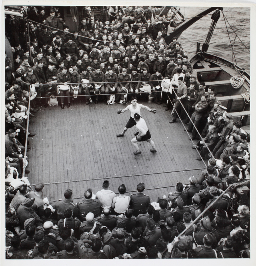 Bokszmeccs egy csapatszállító hajó fedélzetén, Észak-Afrika, 1943.; Archív kép az MNM gyűjteményéből