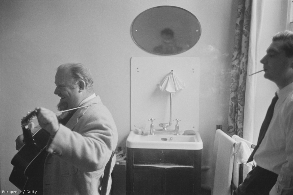 Kórházi látogatóban John Huston kétszeres Oscar-díjas amerikai filmrendezőnél, 1953.
