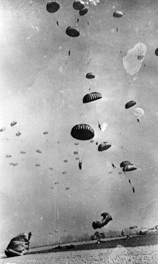 Ejtőernyősök a Rajna felett
                        1945. március 24. Az amerikaiak 17-es légi szállítású hadosztályának deszantosai földet érés közben. A németországi Wesel közelében a Szövetséges Légi szállítású Hadsereg akciójának célja a rajnai átkelés biztosítása volt. 