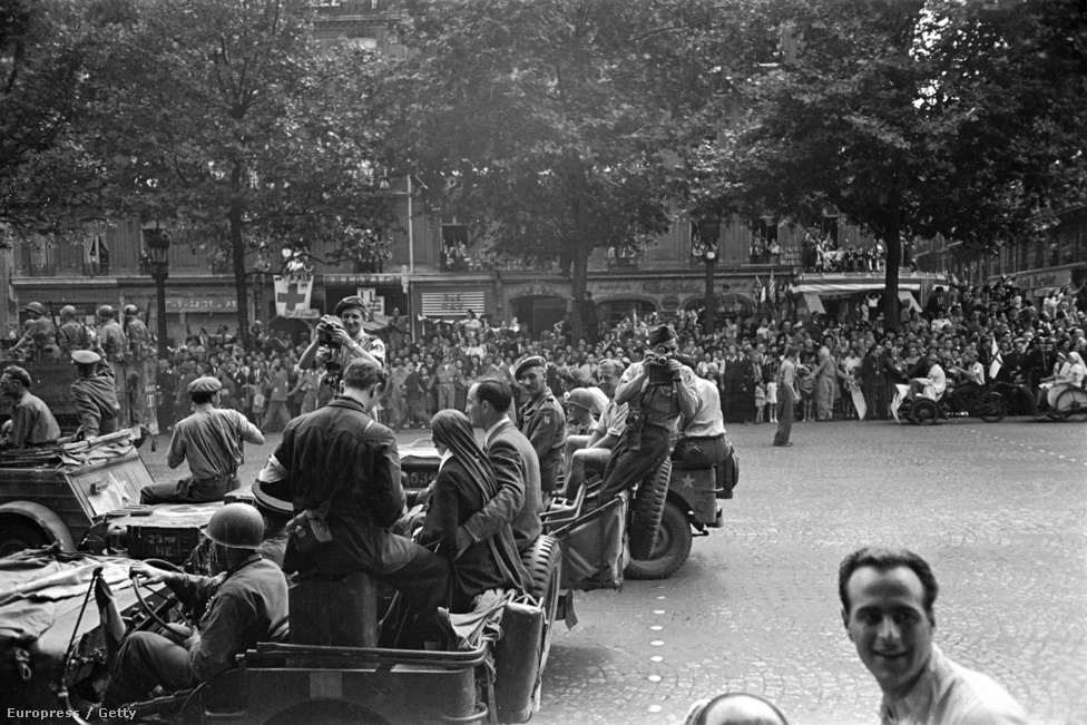 1944. augusztus elseje, a szövetséges csapatok bevonulása Párizsban. Capa fényképezőgépével a kép közepén, a másik fotós svájcisapkában George Roger, a Magnum ügynökség alapító tagja