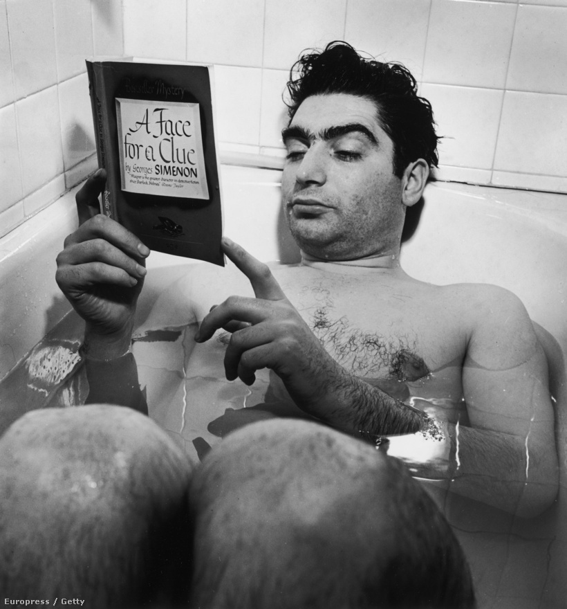 1942. októbere, New York. Robert Capa fotós kollégája, Myron Davis lakásán olvas a fürdőkádban. Capa előszeretettel fürdőzött órákig bárhol. Steinbeck közös útjukról szóló könyvében panaszkodott is erre, mert nehéz volt hozzájutnia a közös fürdőszobákhoz a hotelekben.  