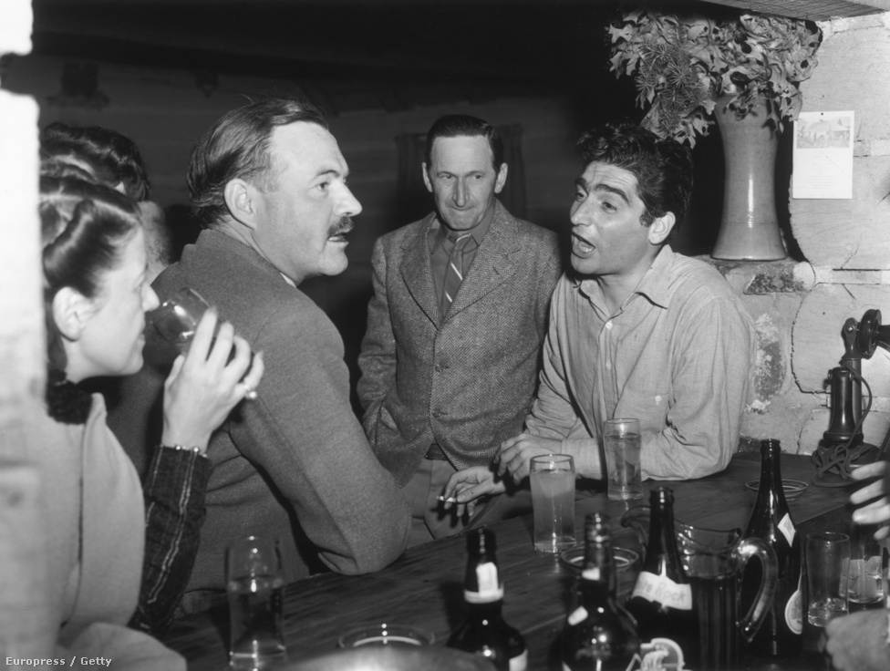1940. november 16. Capa és  Ernest Hemingway az idahói Trail Creek Cabin nevű bárban. Capa a Life magazinnak készített egy anyagot az amerikai íróról, szüntelenül fényképezte, ivás közben is. Hemingway ezért veszekedett vele, Capa engesztelésképpen az egyik negatívot megsemmisítette.