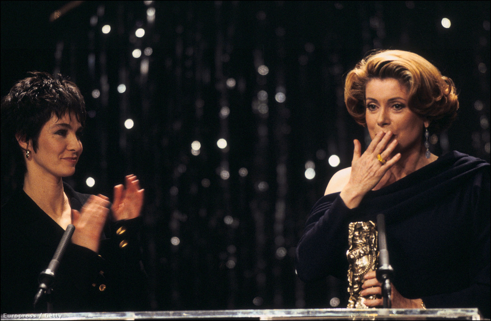 A Cézár-díjátadón 1993 februárjában. Deneuve az Indokína főszerepéért nyerte el a legfontosabb francia filmdíjat. Ezért a szerepért jelölték Oscar-díjra is, de azt nem kapta meg. Cézárra viszont tizenegyszer jelölték, ebből kétszer nyert is.