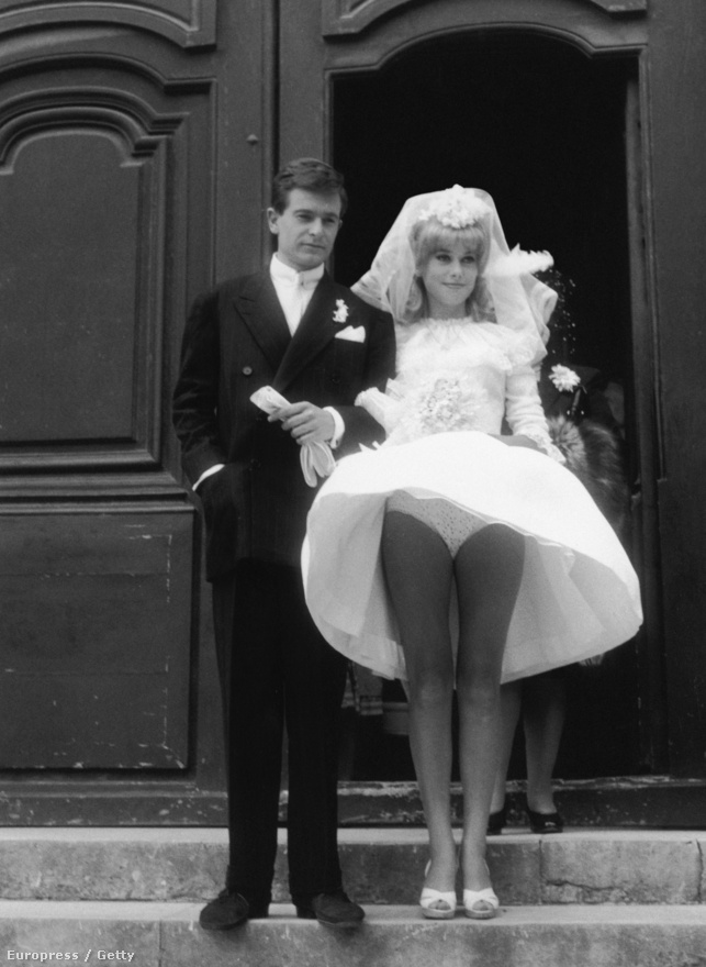 Tökéletes lábak és a hatvanas évek jellegzetes bugyifazonja. Deneuve és Jean-Pierre Honore a Le vice et la vertu című film egyik jelenetében. A filmet Roger Vadim rendezte, a színésznő első nagy szerelme. Közös gyerekük, Christian Vadim 1963-ban született. Később Vadim könyvet írt híres szerelmeiről, Deneuve-ről, Brigitte Bardotról és Jane Fondáról. "Catherine 17 éves volt, én 32. De szerelemben a korkülönbség nem számít. A tapasztalatok sem. A nők sokszor tanulás nélkül is rengeteg dolgot tudnak a szerelemről" - írta a kapcsolatukról a meglehetősen indiszkrét könyvben. 
