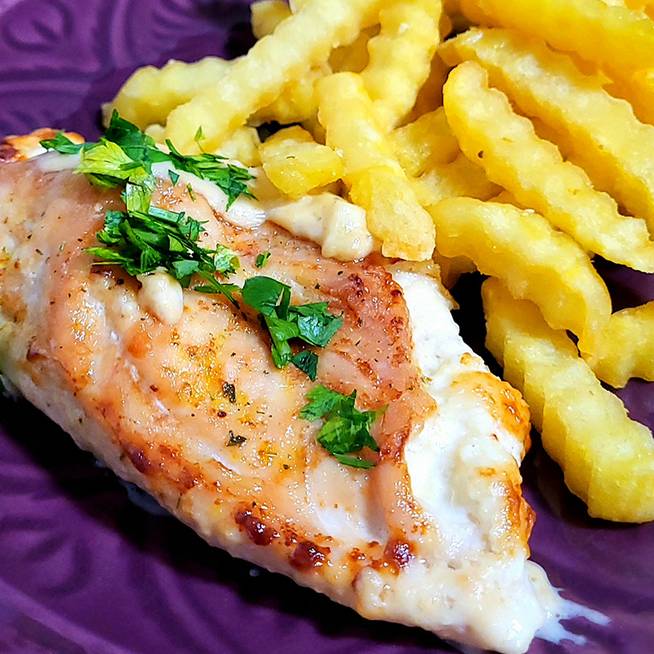 Zöldfűszeres krémsajttal töltött csirkemell: az ízletes fogás egyszerűen készül
