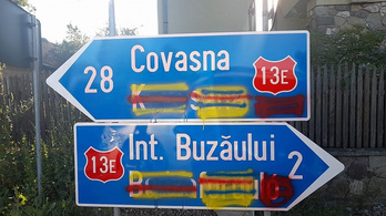 Lefestették a magyar feliratot egy kétnyelvű táblán Erdélyben