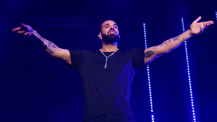 Drake 350 millió forintért vette meg Tupac legendás gyűrűjét