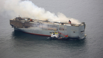 Napok óta lángol az autókat szállító teherhajó Hollandiában, egyelőre nem lehet elvontatni
