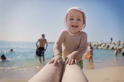 Egészségesebb a gyereknek, ha meztelenül strandol? A gyerekorvost kérdeztük