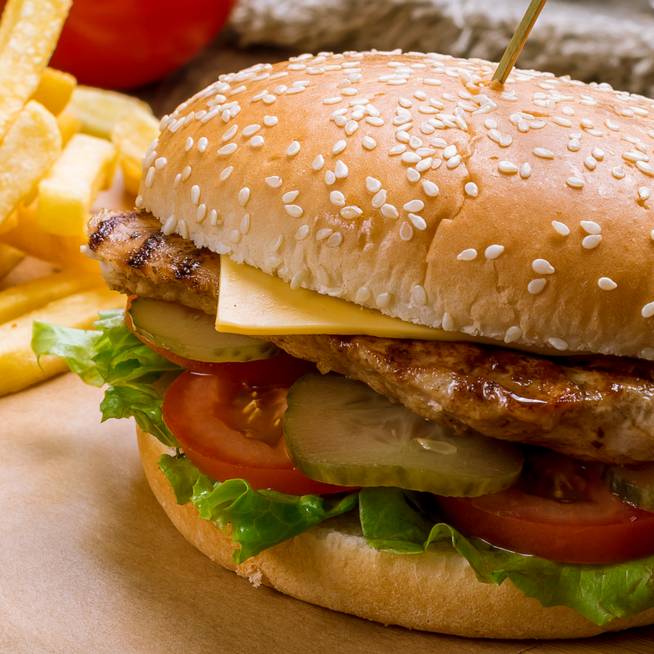 Szaftos, fűszeres grillcsirkés szendvics: szuper szószreceptet is mutatunk