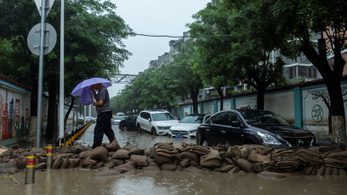 Több halálos áldozata is van a pekingi esőzéseknek