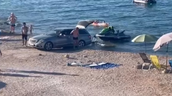 A napozók közé hajtott egy magyar autós a horvát tengerparton