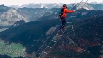 Félelmetes videón, ahogy egy létrán másznak fel az Alpok egyik csúcsához