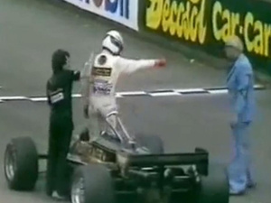 Mansellre, Prostra, Sennara, Schumacherre is lecsapott a gonosz fekete zászló