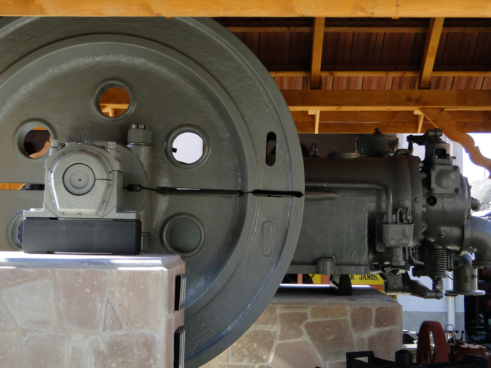 Íme a szörny. Ezt a hatalmas stabilmotort egy miskolci malom ajándékozta a múzeumnak, miután évek óta nem használták már. A gép tömege húsz tonna, szállítása rendkívüli feladat volt