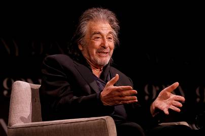 Al Pacino 54 évvel fiatalabb párja testhezálló ruhába bújt: a szülés után 2 hónappal ilyen Noor alakja