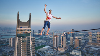 Szédítő magasságban állított fel új világrekordot a kötéltáncos