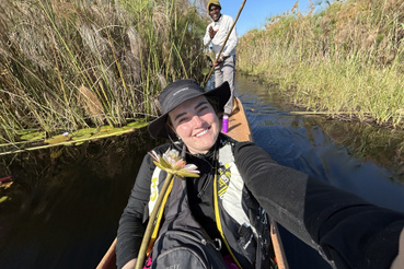 Madeline Jay csónakban az afrikai Botswanában, egy vízilovakkal és krokodilokkal teli terepen.