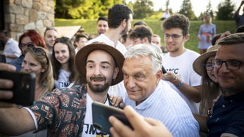 Az LMP felszólította Orbán Viktort, hogy fejezze be a tiktokozást