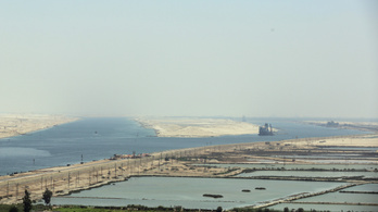 Összeütközött két hajó a Szuezi-csatornában