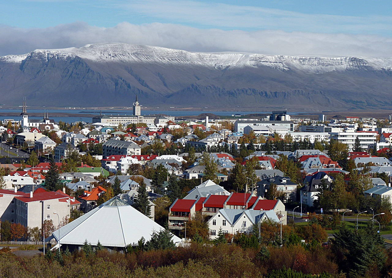 Izland fővárosa az óceán partján fekvő Reykjavík (a név jelentése: füstös öböl). A városban, illetve a part mentén északnyugatra és délkeletre elnyúló régióban él a lakosság túlnyomó többsége (ebből Reykjavíkban 113 ezer), mivel a sziget belső magasföldje gyakorlatilag lakhatatlan. A fővárosban sok az autó, ám mégis ritkák a dugók, ami egyrészt a település szerkezetének és kiváló úthálózatának köszönhető, másrészt annak, hogy sokan közlekednek kerékpárral. Izland egyébként a legjobban motorizált országok közé tartozik, ezer főre 680 gépkocsi jut