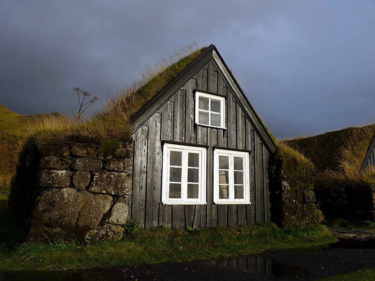 Azok a régi szép idők… Skógarban egy színvonalas néprajzi múzeumban feledkezhetünk bele az izlandiak múltjába. Találunk ott templomot, iskolát, lakóházakat, és egy gazdag tárgyi gyűjteményt. Mint fotónk is mutatja, a házakat sokszor félig a földbe mélyítették, vastag falakkal övezték, tetejükre hőszigetelő növényréteget telepítettek, hogy a hidegek és az erős szelek ellen minél jobban védekezhessenek