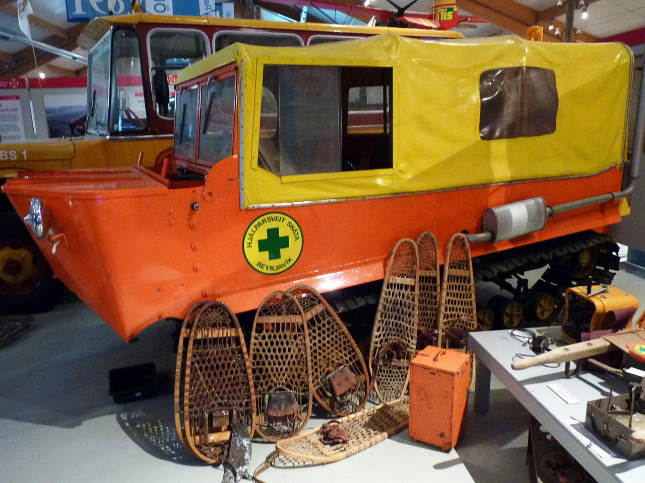 A negyvenes évektől teljesített szolgálatot az izlandi hegyimentőknél ez a lánctalpas, amelynek a felszerelését is bemutatják az izgalmas járműgyűjteménnyel rendelkező skógari múzeumban. Élénk színe elősegítette, hogy felfigyeljenek rá, illetve a gyalogosan, adott esetben a mellékelt hótalpakkal kutató mentők ne tévesszék szem elől