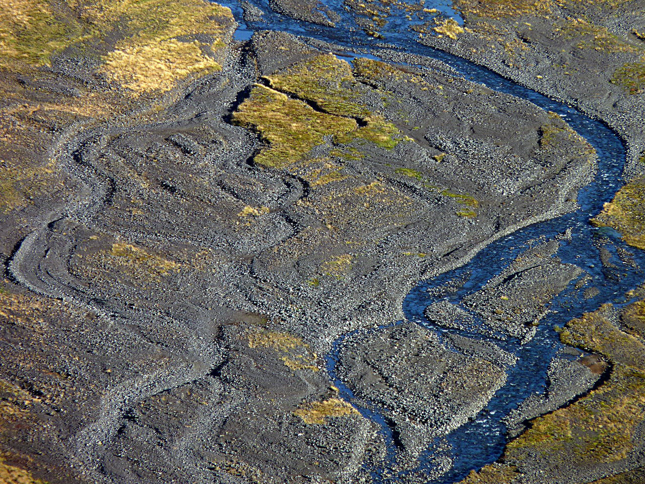 Hordalékmező az Eyjafjallajökull közelében. Az olvadás idején a hegyekből lezúduló víz komoly eróziós tevékenységet végez. A nagyobb áradások teljesen átformálják a szétterülő folyómedret, ezért minden ilyen alkalom után újra meg újra meg kell találni a járművel legjárhatóbb átkelőket